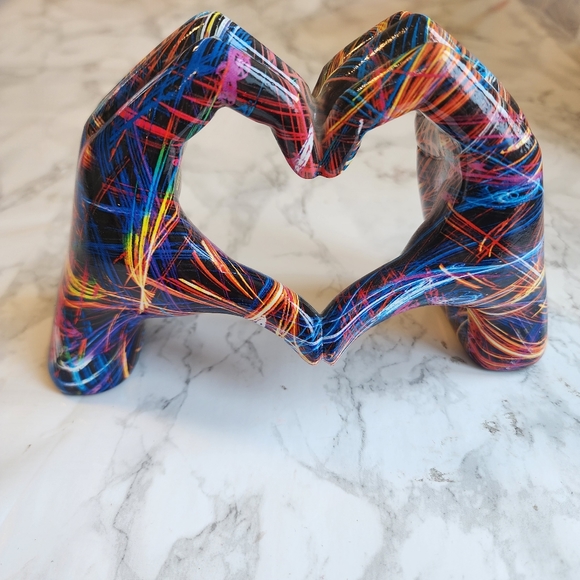 1pc Sculpture of hands with heart in colorful resin POSH LOVE decoration - Picture 4 of 11